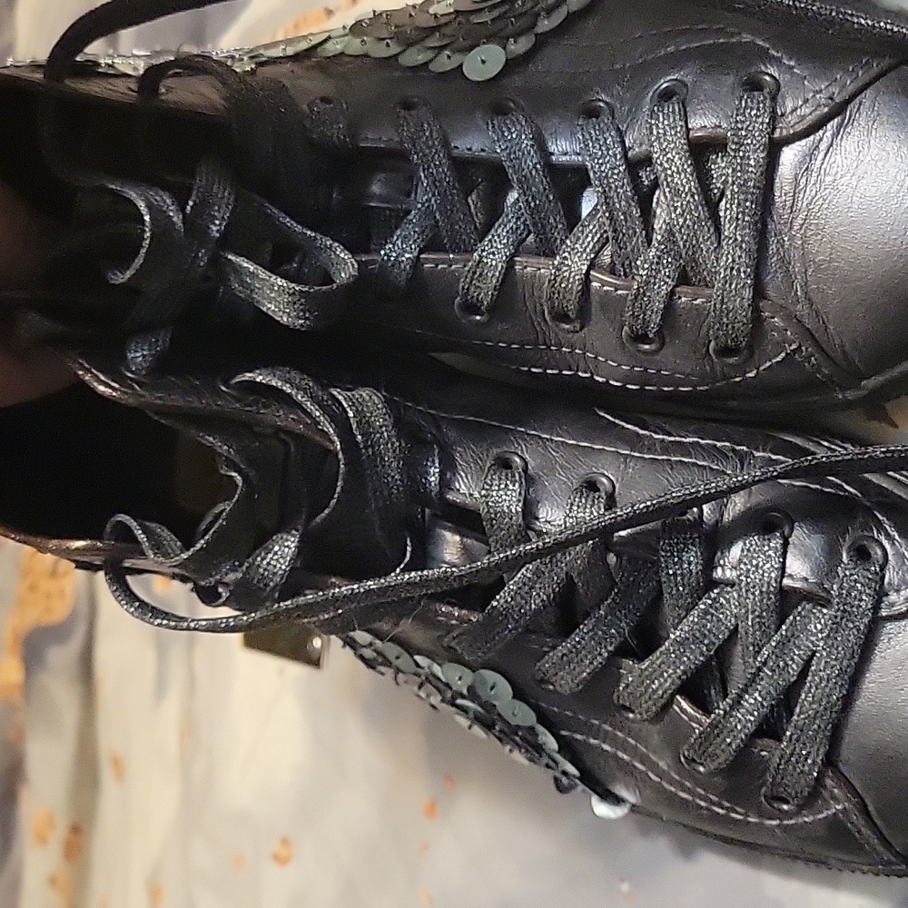 Stylish Black High-Top Women's Shoes with Star Design - Picture 2 of 7